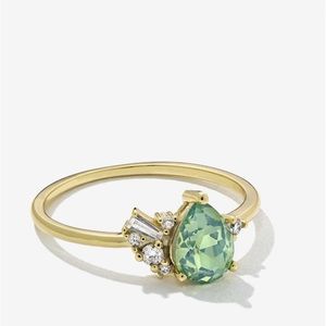 Elegant Gold and Green Gemstone Ring